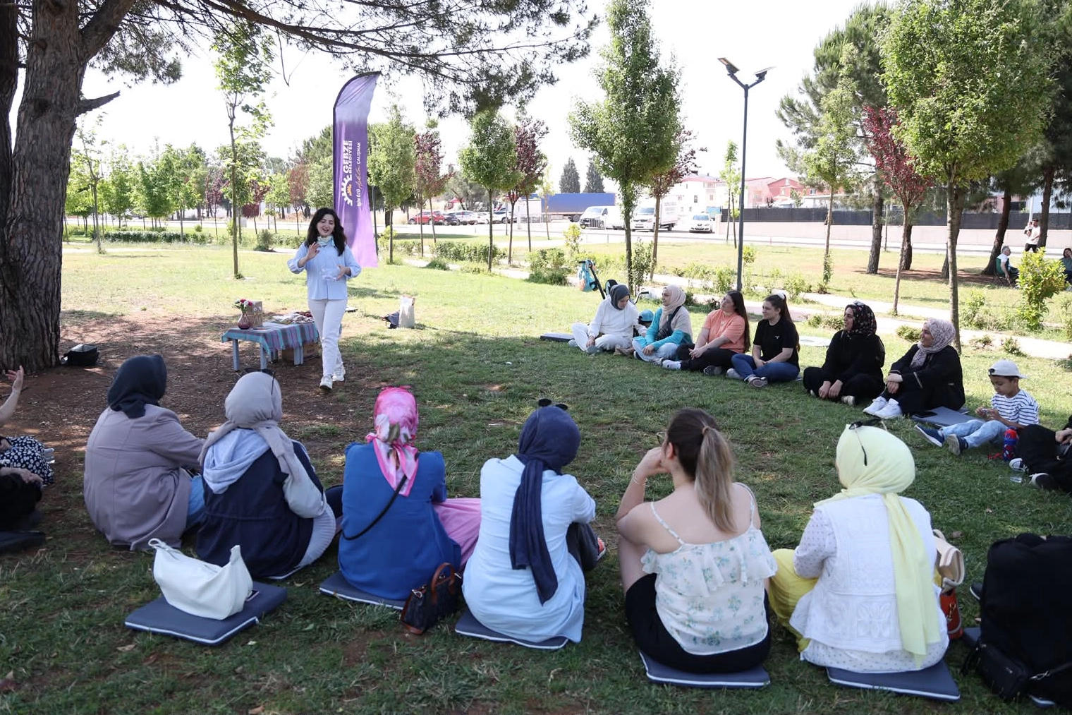 Gebze Millet Bahçesi'nde 'Diyetisyenimle Yaza Merhaba' etkinliği kapsamında sağlıklı yaşam ve beslenme üzerine bilgilendirme yapılıyor.