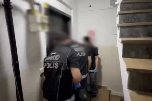 İstanbul'da polis operasyonunda ele geçirilen metamfetamin ve para