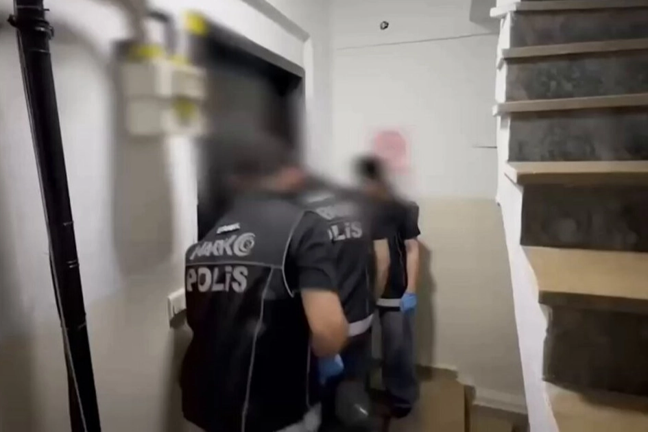 İstanbul'da polis operasyonunda ele geçirilen metamfetamin ve para