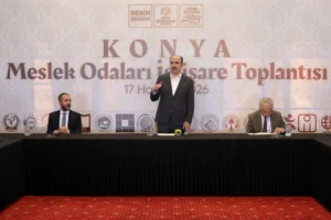 Konya Büyükşehir Belediye Başkanı Uğur İbrahim Altay, meslek odası başkanlarıyla bir araya geldiği toplantıdan bir kare.