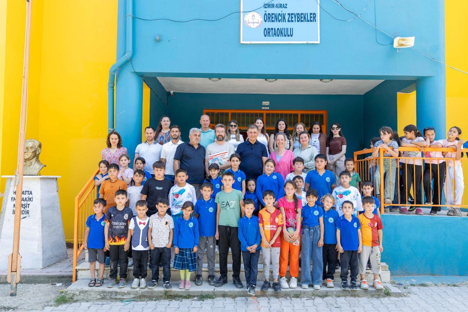İzmir Büyükşehir Belediye Başkanı Dr. Cemil Tugay, Kiraz'daki öğrencilere müjde verdi.