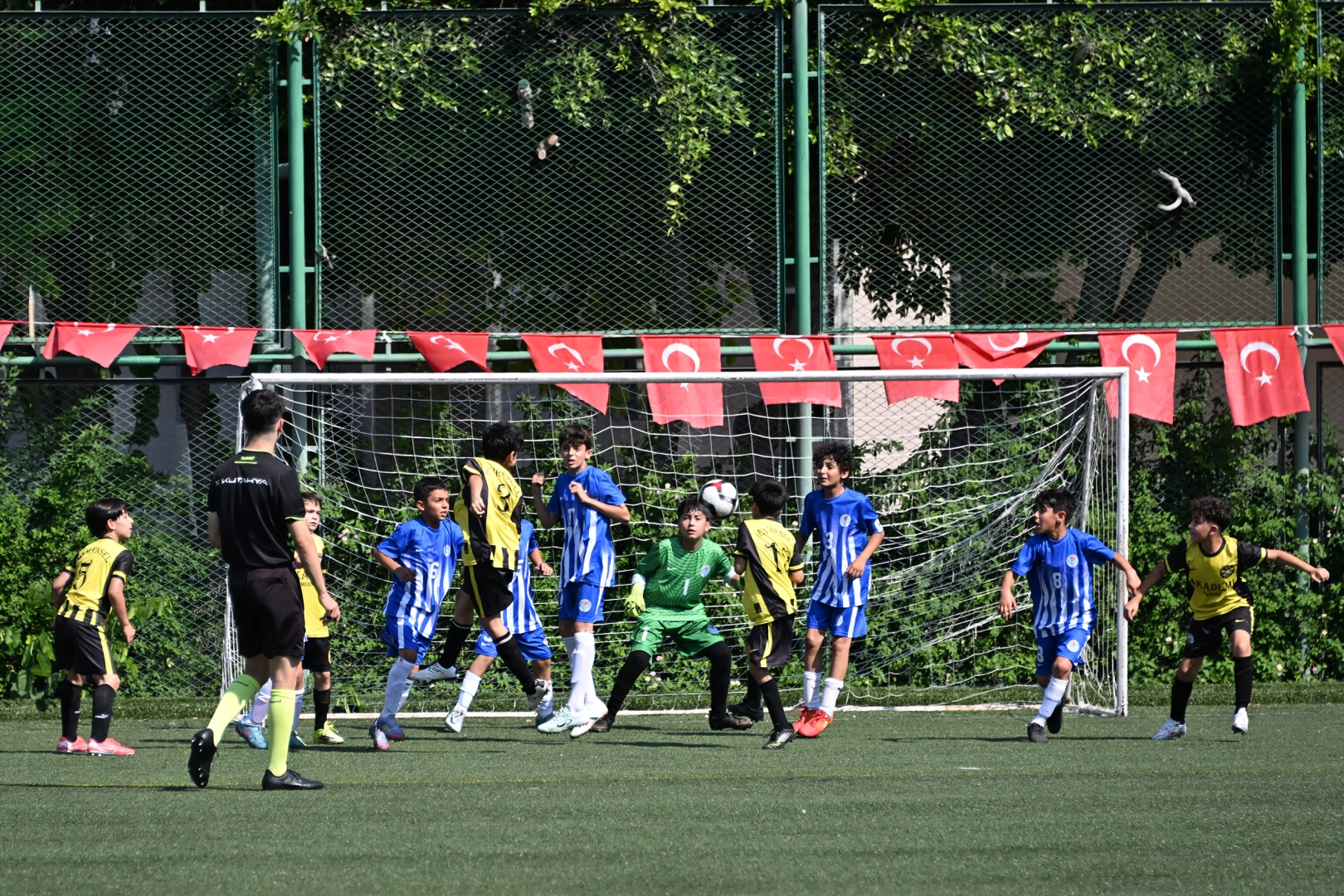 Mersin'de U-11 ve U-12 yaş grubu çocuk futbolcuların katıldığı şenlikten genel görünüm