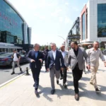 Kocaeli'de yenilenen Şehit Ergün Köncü Caddesi'nde esnaf, Başkan Tahir Büyükakın'a teşekkür ediyor.