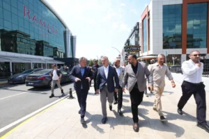 Kocaeli'de yenilenen Şehit Ergün Köncü Caddesi'nde esnaf, Başkan Tahir Büyükakın'a teşekkür ediyor.
