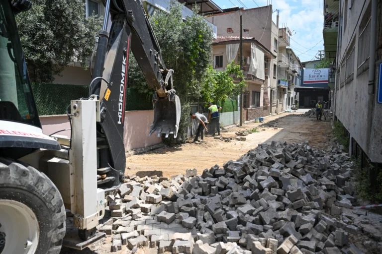 Bornova Belediye Başkanı Ömer Eşki, Çamdibi'nde yol yapım ve ilaçlama çalışmalarını denetliyor.