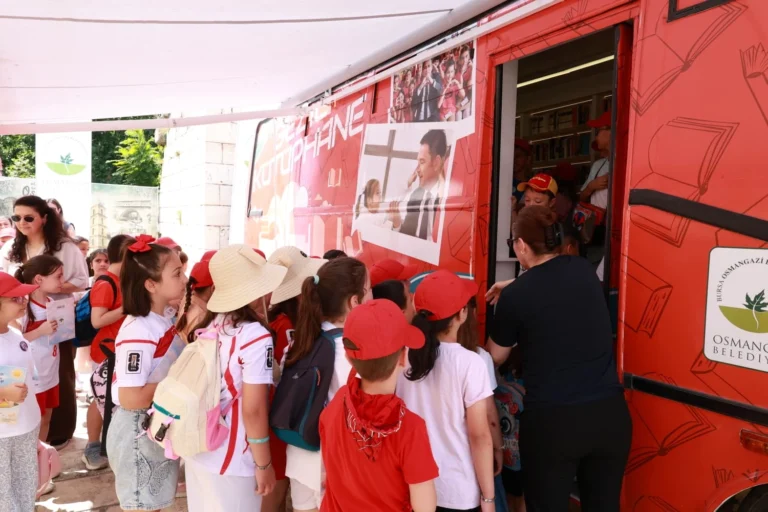 Osmangazi Belediyesi'nin düzenlediği tarih ve kitap okuma etkinliğinde çocuklar