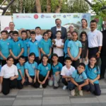 Gürsu'da bitkisel atık yağ toplama kampanyasında dereceye giren öğrenciler ve okul yöneticileri ödüllerini alırken