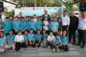 Gürsu'da bitkisel atık yağ toplama kampanyasında dereceye giren öğrenciler ve okul yöneticileri ödüllerini alırken