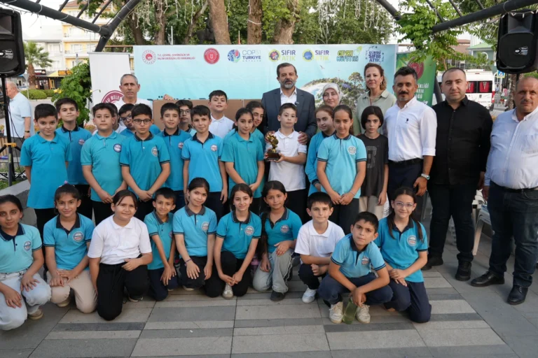 Gürsu'da bitkisel atık yağ toplama kampanyasında dereceye giren öğrenciler ve okul yöneticileri ödüllerini alırken