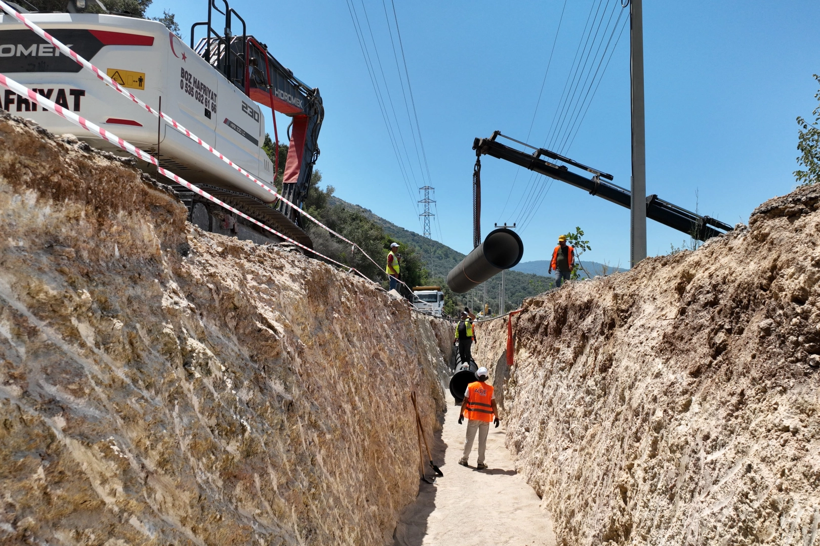 Antalya Kaş'ta içme suyu altyapısını güçlendiren ASAT ekipleri çalışma yapıyor