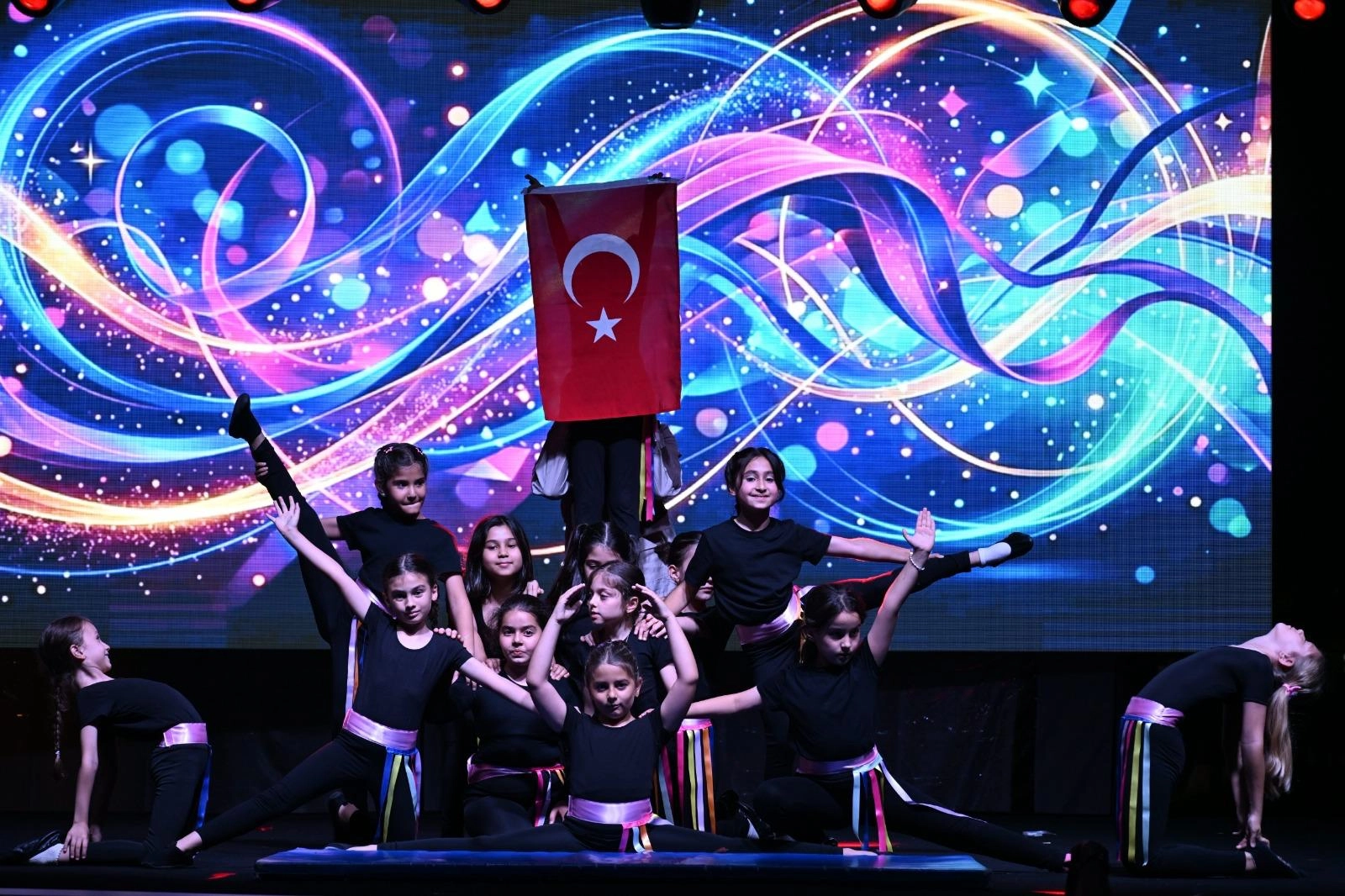 Manisa'da Büyükşehir Belediyesi Çocuk Kültür ve Sanat Merkezleri öğrencilerinin yıl sonu gösterisi ve mezuniyet töreni