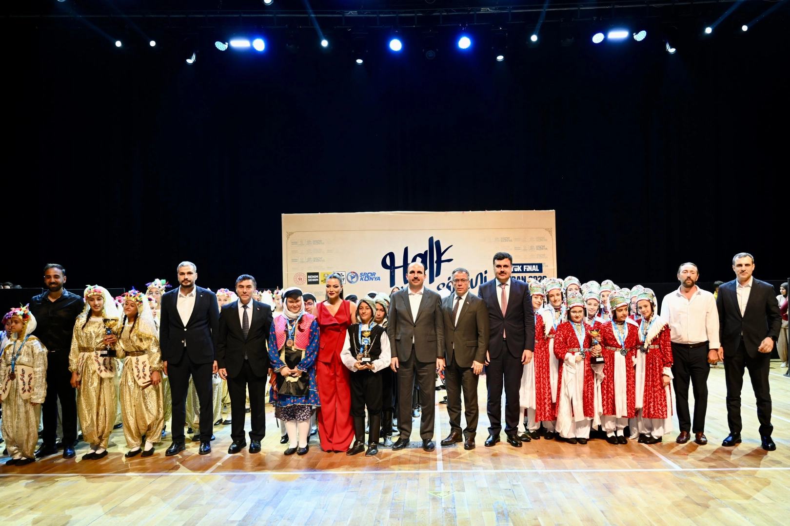 Konya'da düzenlenen Halk Oyunları Şöleni finalinde öğrenciler geleneksel danslarını sergiledi.