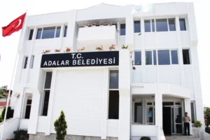 Adalar Belediyesi'nde rüşvet ve imar yolsuzluğu operasyonu kapsamında belediye binası önünde polis ekipleri.