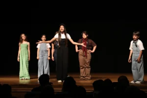 İzmit Belediyesi Sanat Akademisi'nde tiyatro eğitimi alan çocukların sahnelediği 'Bahar Noktası' oyunundan bir kare