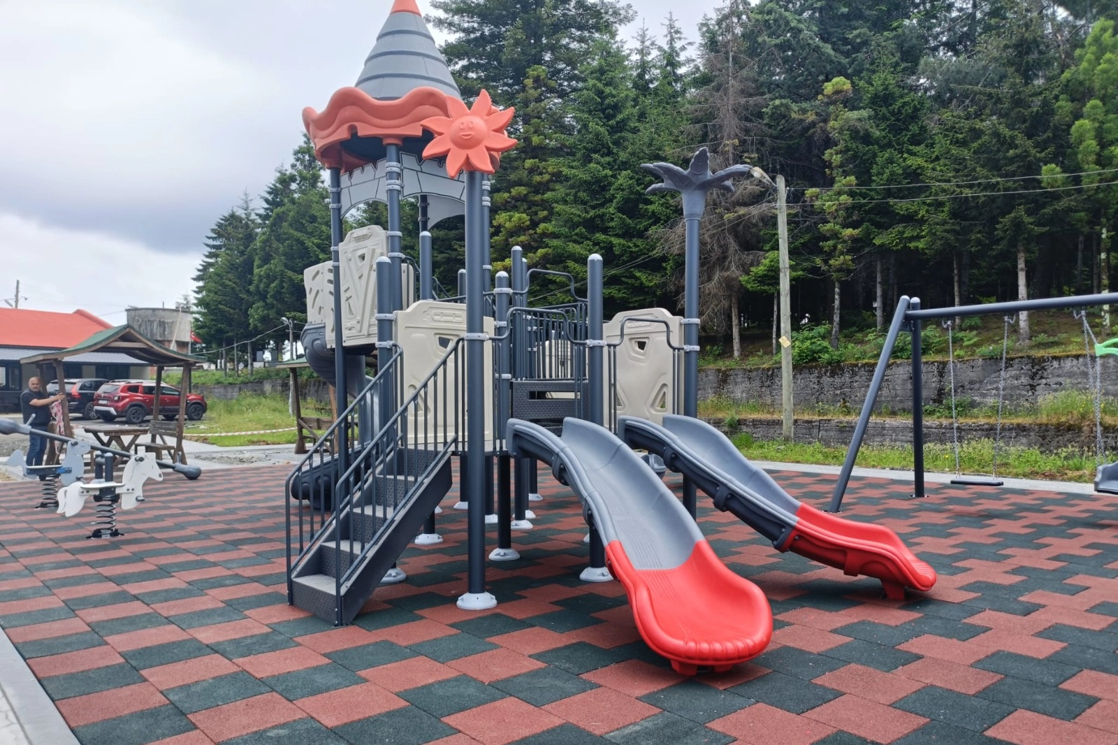 Trabzon Beşikdüzü'ne kazandırılan yeni park ve spor alanlarından genel bir görüntü