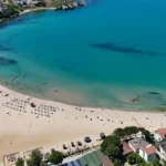 Kocaeli'nin Mavi Bayraklı plajları, temiz ve güvenli bir tatil deneyimi için hazır.