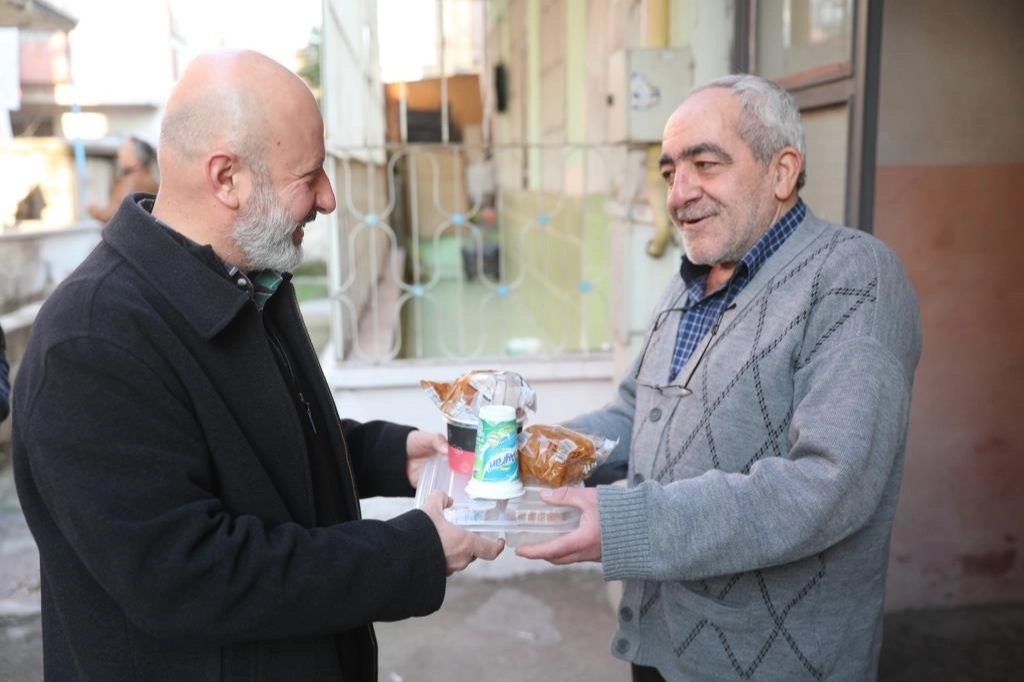 Kocasinan Belediyesi'nden ihtiyaç sahibi vatandaşlara sıcak yemek servisi