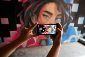 Farabi Alt Geçidi'nde genç grafiti sanatçılarının yaptığı renkli çalışmalar