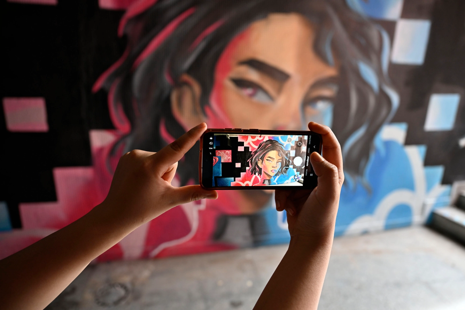 Farabi Alt Geçidi'nde genç grafiti sanatçılarının yaptığı renkli çalışmalar