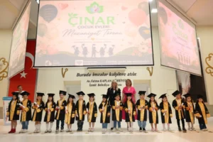 İzmit Belediyesi Çınar Çocuk Evleri mezuniyet töreninde kep atan çocuklar