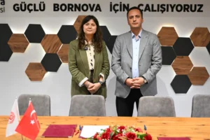 Bornova Belediyesi ve Sosyal İklim Derneği temsilcileri iş birliği protokolünü imzalıyor.