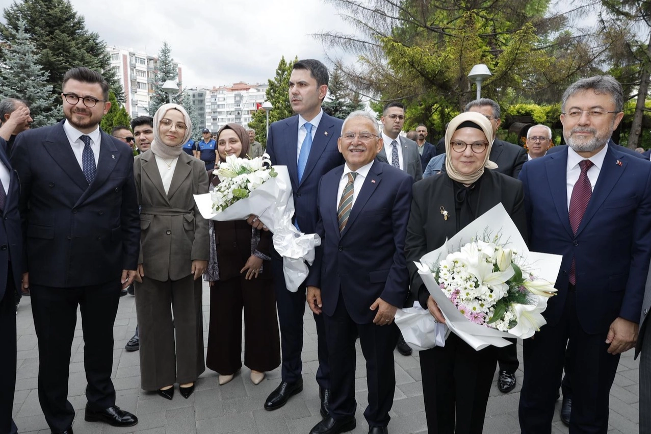 Çevre, Şehircilik ve İklim Değişikliği Bakanı Murat Kurum ve Tarım ve Orman Bakanı İbrahim Yumaklı, Kayseri Büyükşehir Belediye Başkanı Dr. Memduh Büyükkılıç'ı ziyaret etti.