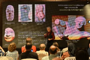 Prof. Dr. Fahri Işık, Manisa'da 'Toprağın Belleği' söyleşisinde Anadolu'nun kültürel mirasını anlattı.