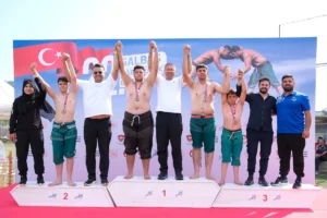 Adana Salbaş Karakucak Güreşleri şampiyonu Mehmet Çelebi kupasını kaldırıyor