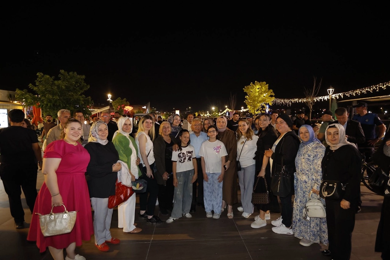 Kayseri Büyükşehir Belediye Başkanı Dr. Memduh Büyükkılıç, Recep Tayyip Erdoğan Millet Bahçesi'nde vatandaşlarla bir araya geldi.