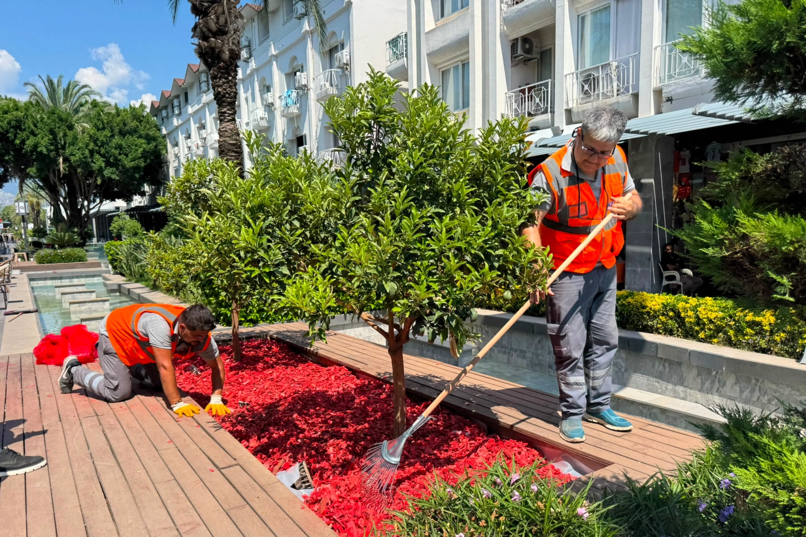Antalya Büyükşehir Belediyesi ekipleri Kemer Liman Caddesi'nde bakım ve yenileme çalışması yapıyor