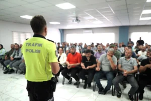 Melikgazi Belediyesi tarafından ağır vasıta şoförleri ve iş makinesi operatörlerine verilen trafik ve iş sağlığı güvenliği eğitimi