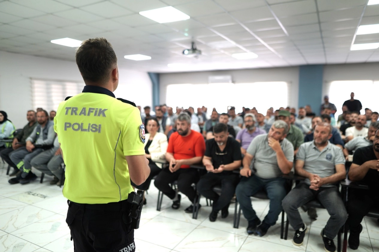 Melikgazi Belediyesi tarafından ağır vasıta şoförleri ve iş makinesi operatörlerine verilen trafik ve iş sağlığı güvenliği eğitimi