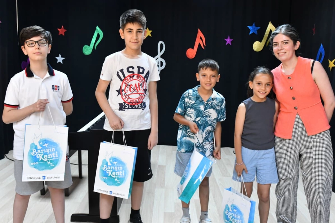 Çanakkale Çocuk Kültür Evi'nde yılın kitap kurtlarına ödülleri veriliyor
