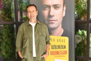 Özgür Aras'ın yeni kitabı 'Artık Üzülmeden Önce Düşüneceğim' tanıtımından genel görünüm