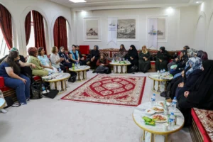 Van'da düzenlenen Tecrübe-i Hayat etkinliğinde yaşlı bir vatandaş konuşma yapıyor.