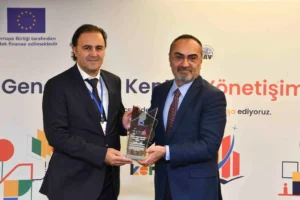 Ankara Büyükşehir Belediyesi'nin Genç Dostu Kent İyi Yönetişim Ödülü'nü aldığı zirve etkinliği