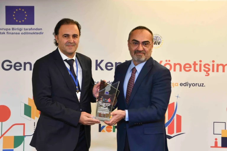 Ankara Büyükşehir Belediyesi'nin Genç Dostu Kent İyi Yönetişim Ödülü'nü aldığı zirve etkinliği