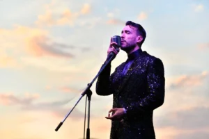 Cem Adrian, Ankara'daki Çayyolu Yaz Sahnesi etkinliğinde sahne alırken
