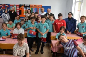 Trabzon Büyükşehir Belediyesi tarafından düzenlenen akran nezaketi ve arkadaşlık ilişkileri eğitiminden bir kesit