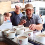 Denizli'de Muharrem ayı dolayısıyla düzenlenen aşure dağıtım etkinliğinden bir görüntü