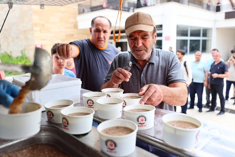 Denizli'de Muharrem ayı dolayısıyla düzenlenen aşure dağıtım etkinliğinden bir görüntü