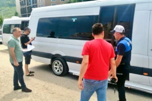 Giresun'da zabıta ekipleri filmli dolmuşlara ceza kesiyor