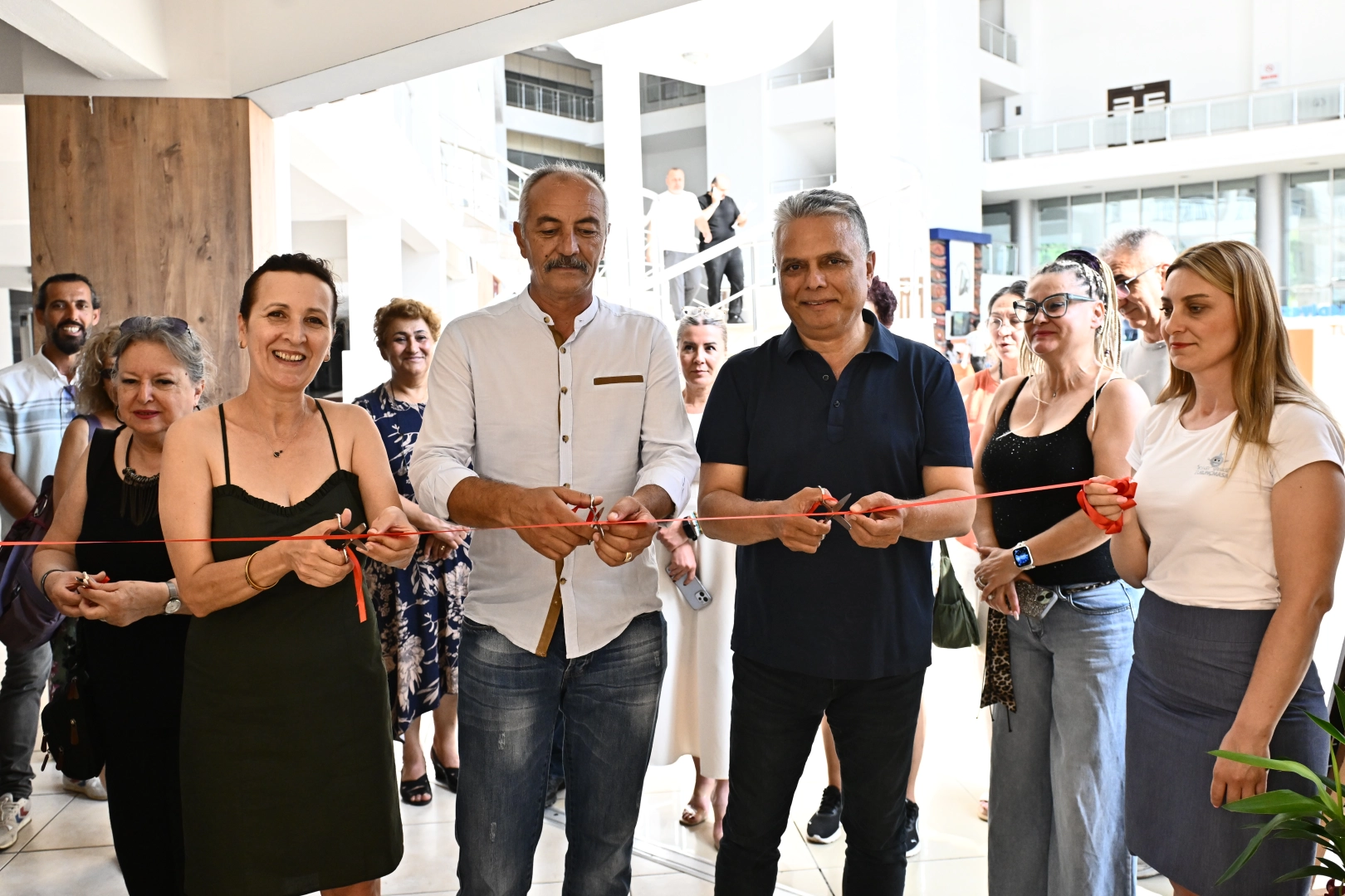 Muratpaşa Belediyesi Fikret Otyam Sergi Salonu'nda Fatoş Cehiz'in 'Sessiz Kalan Evler' sergisi açılışı
