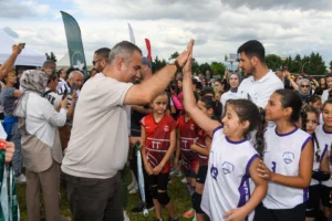 Osmangazi Belediyesi Mini Voleybol Şenliği'nde madalya kazanan çocuklar
