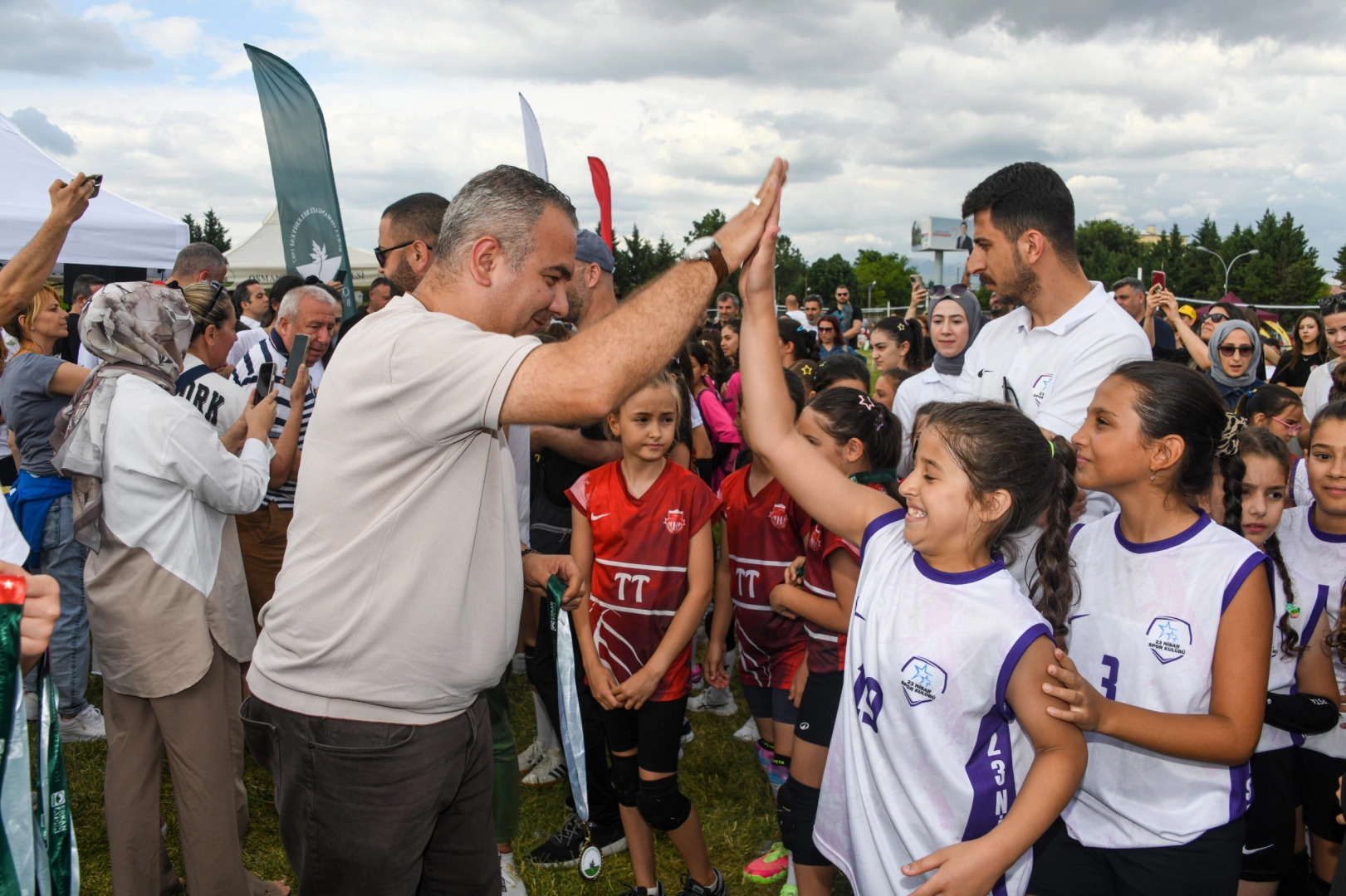 Osmangazi Belediyesi Mini Voleybol Şenliği'nde madalya kazanan çocuklar