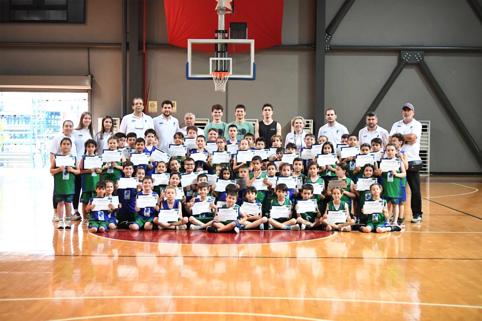 Yeni Nesil Tofaş öğrencileri sezon sonu etkinliğinde basketbol oynarken