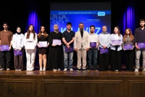 Kılavuz Kariyer Programı mezuniyet töreninde sertifika alan öğrenciler
