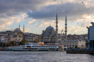 Meteoroloji'den sağanak ve fırtına uyarısı: İç kesimlerde yağış, Ege'de kuvvetli rüzgar bekleniyor.