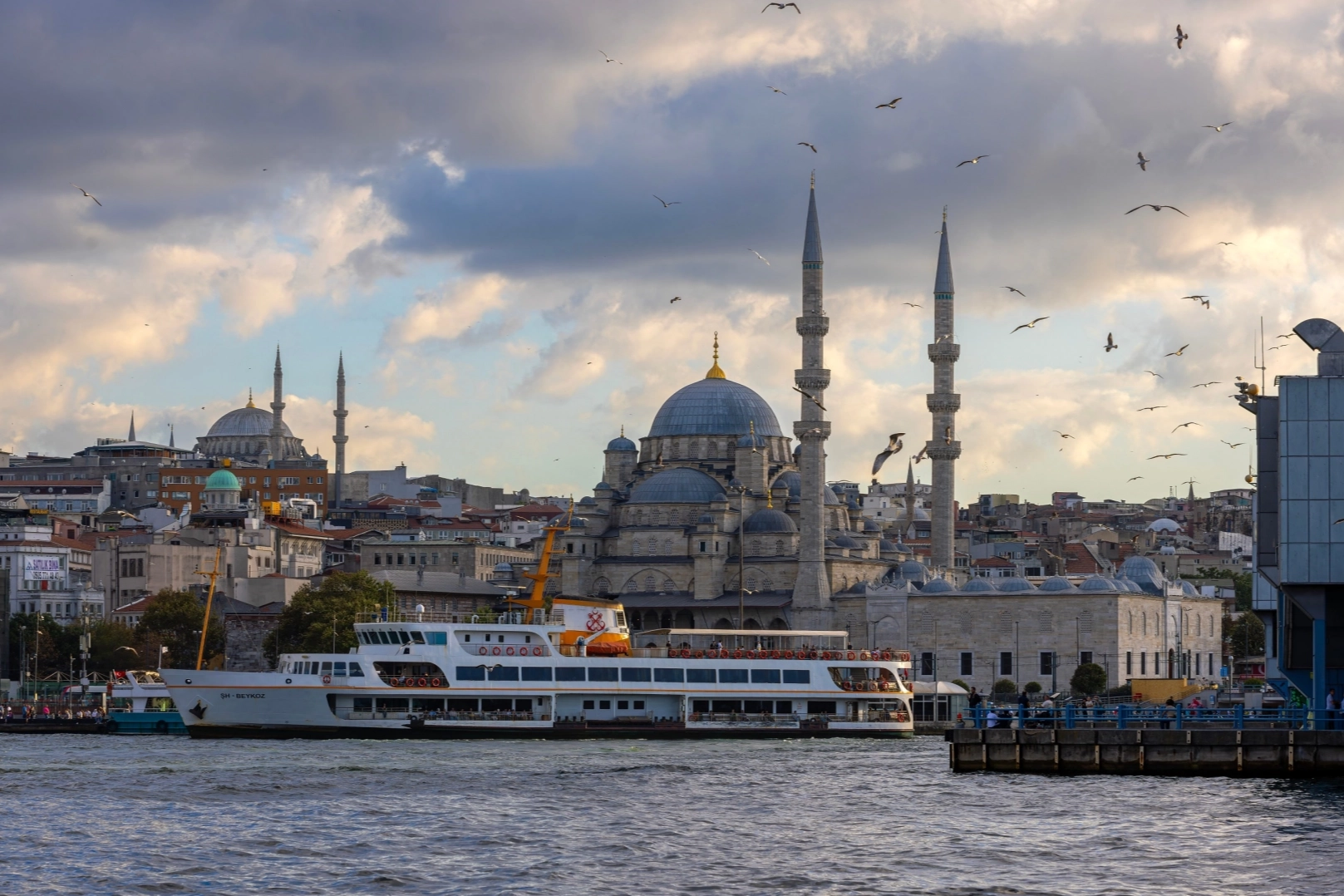 Meteoroloji'den sağanak ve fırtına uyarısı: İç kesimlerde yağış, Ege'de kuvvetli rüzgar bekleniyor.