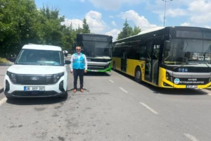 Kayseri Büyükşehir Belediyesi'nin YKS'ye girecek öğrencilere sınav merkezlerine ulaşmaları için sağladığı destek anını gösteren görsel.